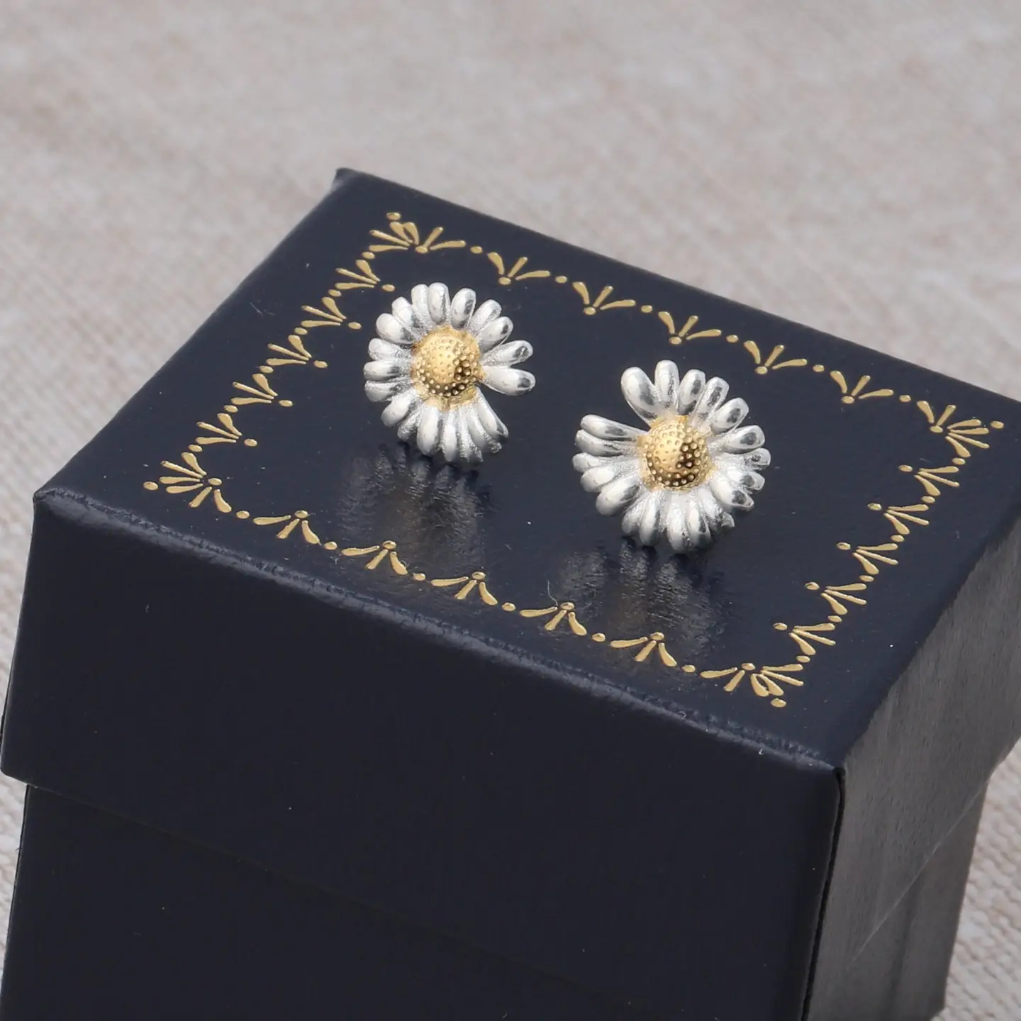 Bloom Wildly Daisy Earrings