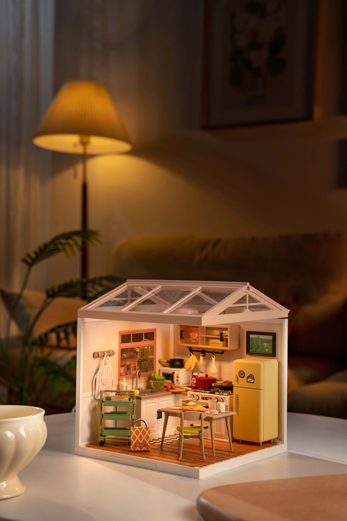 Miniature House Kit: Happy Meals Kitchen